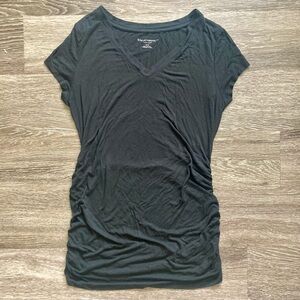 Liz Lange maternity solid black v neck tee in size medium